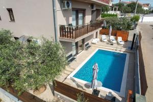 widok z góry na basen w domu w obiekcie Pool Apartments Julia w mieście Zadar