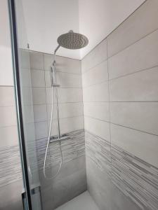 eine Dusche mit Duschkopf im Badezimmer in der Unterkunft Il Pizzuto - Appartamento da Nonno Dino in Bernalda + 4 Fotos