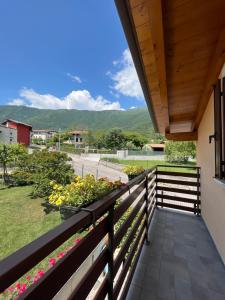 einen Balkon mit Bergblick in der Unterkunft Casa Conchet in Polcenigo