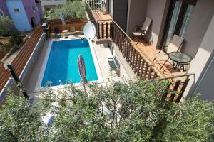 Basen w obiekcie Pool Apartments Julia lub w pobliżu