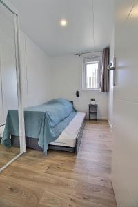 Posteľ alebo postele v izbe v ubytovaní Chalet avec clim - Piscine - 4 adultes - 2 enfants