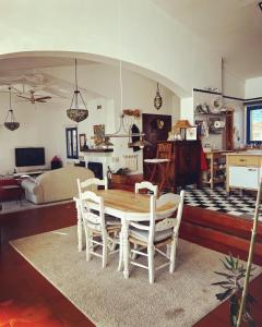 salon z drewnianym stołem i krzesłami w obiekcie Espacio Shangrila.One w mieście Uceda