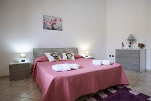 1 dormitorio con 1 cama rosa y 2 almohadas en Sweet Home Rosa, en Marsala