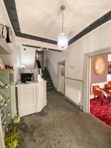 蘭迪德諾的住宿－百老匯酒店，客房设有带椅子和桌子的楼梯。