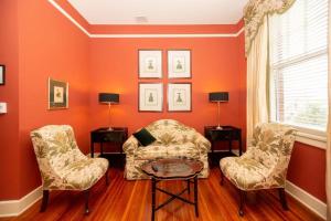 sala de estar con 2 sillas y mesa en Charming Durham Studio Steps Away from Duke en Durham