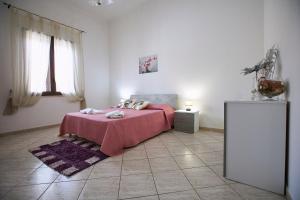 1 dormitorio con 1 cama con manta rosa en Sweet Home Rosa, en Marsala