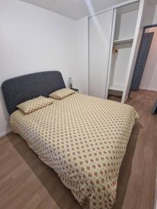 a bedroom with a large bed with two pillows at Magnifique Appartement Paris La Défense in Colombes