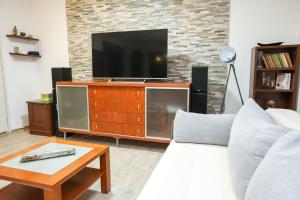 Telewizja i/lub zestaw kina domowego w obiekcie Pool Apartments Julia