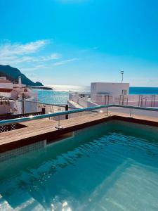 einen Pool mit Meerblick in der Unterkunft Hotel Cala Arena in San José