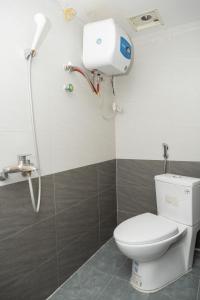 a bathroom with a toilet and a shower at Anh Anh Luxury Hotel in Tuyên Quang