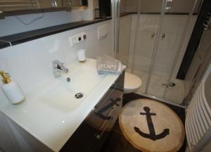 une salle de bain avec un lavabo et des toilettes dans l'établissement WoogeBella - Traumblick auf die Nordsee, à Wangerooge