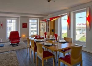ヴァンガーオーゲにあるWoogeQueen - 112 m² Luxus mit direktem Meerblickのダイニングルーム(木製テーブル、椅子付)