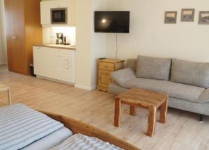 ein Wohnzimmer mit 2 Sofas und einem Couchtisch in der Unterkunft Lüttjer Strandloper in Wangerooge