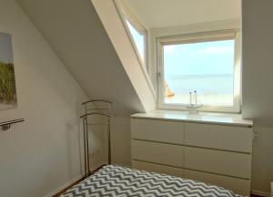 ヴァンガーオーゲにあるSeeblumeの窓付きの部屋、ベッド1台(ラグ付)