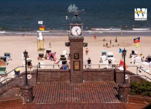 ヴァンガーオーゲにあるFerienwohnung 6 Rosenrotの海岸の時計塔