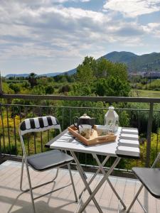 mesa con set de té en la parte superior de un balcón en CASA DI ANDREA, en Albenga
