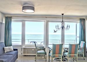 a living room with a view of the ocean at Lange Anna in Wangerooge