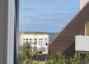 ヴァンガーオーゲにあるStrandloper Knutt - Wunderschönes Feriendomizil für 2 Personen in Strandnäheの窓から家の景色を望む