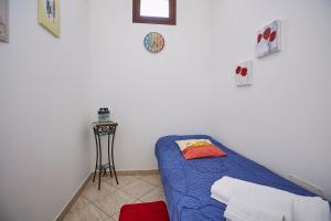 Habitación pequeña con cama y mesa pequeña en Sweet Home Rosa, en Marsala