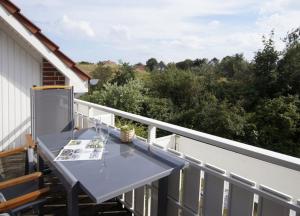 a table on the balcony of a house at Sonnenstern - Sonnenverwöhnte Familienwohnung mit Balkon in Wangerooge