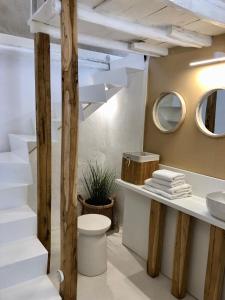 een badkamer met een toilet en een wastafel bij Synoikies by Oikieskiathos in Skiathos-stad