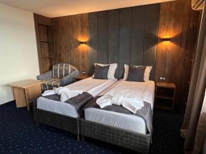 ein Hotelzimmer mit einem Bett und einem Stuhl in der Unterkunft Saint George - Old Nesebar in Nessebar