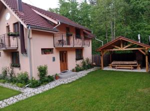 科希夏拉的住宿－Casa Iulia & Matei，房屋设有野餐桌和庭院