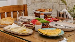 una mesa cubierta con platos de comida y otros alimentos en Avlu Alaçatı Boutique Hotel, en Alacati