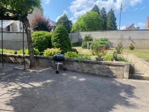 Taman di luar Chambre d’hôtes st pierre le moutier