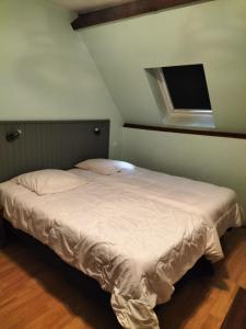 Ένα ή περισσότερα κρεβάτια σε δωμάτιο στο la ferme des bigornes