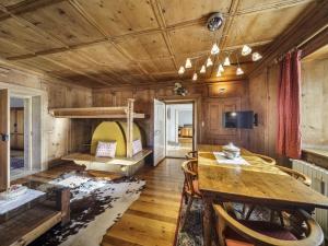 Televizors / izklaižu centrs naktsmītnē Villa Ronco - Stayincortina