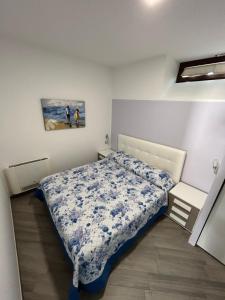 sypialnia z łóżkiem i obrazem na ścianie w obiekcie Da Nonna Nina Casa Vacanza w mieście Acciaroli