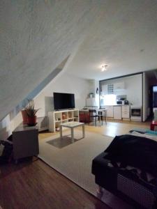 een woonkamer met een bank en een tafel in een kamer bij Apartamento Agradable in Tarbes