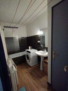 een badkamer met een wastafel en een toilet bij Apartamento Agradable in Tarbes