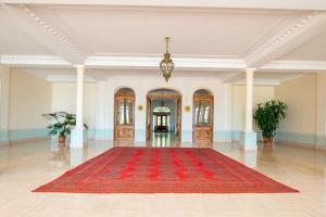 een grote kamer met een rood tapijt op de vloer bij Luxurious Historical Suite 2BDR Pool Tennis Private Beach in Roquebrune-Cap-Martin