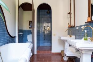 a bathroom with two sinks and a tub and a shower at Les Chambres de la Relève in Marseille