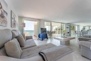 A seating area at 4 bedroom beach Villa with direct access to the beach and private pool between Fuengirola and Marbella - Mijas costa
