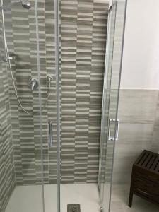una doccia con porta in vetro in bagno di Da Nord a Sud - Loft con soppalco a Termoli