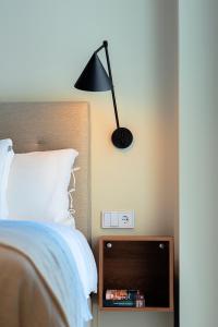 Posteľ alebo postele v izbe v ubytovaní Mara's Apartments Higueron West - Scandinavian Luxury - Views of the Sea and Natural Landscapes