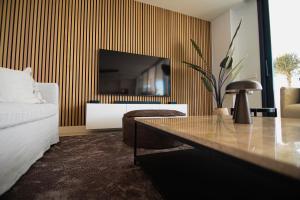 Posteľ alebo postele v izbe v ubytovaní Mara's Apartments Higueron West - Scandinavian Luxury - Views of the Sea and Natural Landscapes