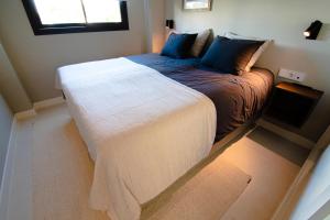 Posteľ alebo postele v izbe v ubytovaní Mara's Apartments Higueron West - Scandinavian Luxury - Views of the Sea and Natural Landscapes