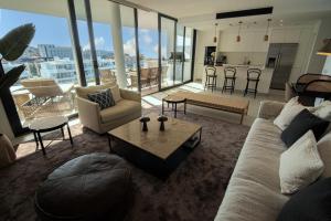 Posedenie v ubytovaní Mara's Apartments Higueron West - Scandinavian Luxury - Views of the Sea and Natural Landscapes