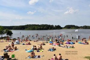 a large group of people on a beach at high-Q in Kowalewo