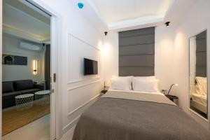 une chambre avec un lit et une télévision sur un mur dans l'établissement Juno Hotel Taksim, à Istanbul