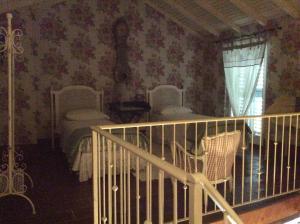 una habitación con 2 camas y una barandilla en una casa en Aria di Campagna, en Lodi