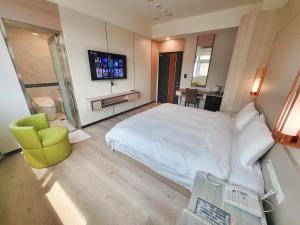 Postel nebo postele na pokoji v ubytování Gucheng International Hotel