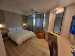 Postel nebo postele na pokoji v ubytování Gucheng International Hotel