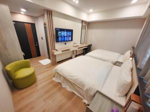 Postel nebo postele na pokoji v ubytování Gucheng International Hotel