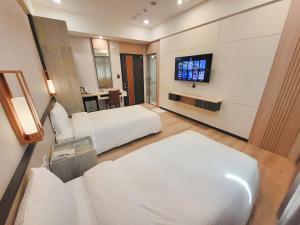 Postel nebo postele na pokoji v ubytování Gucheng International Hotel