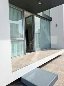 an empty building with glass doors and a bench at Departamento premium para 3 personas in Puerto Madryn